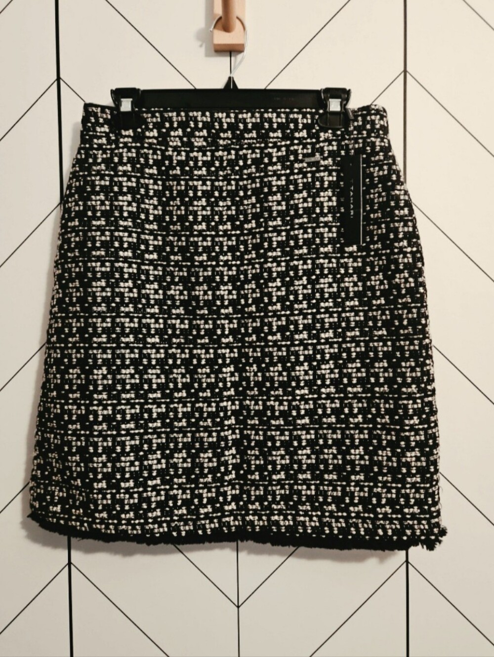NWT T Tahari Black and White Tweed Skirt, Size 6